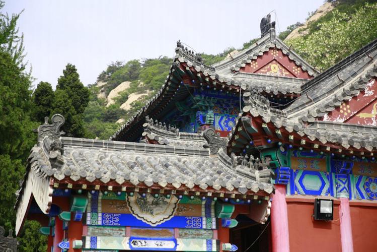 仿古建筑亮化工程的特點(diǎn)與曲阜市華廈古建筑工程園林綠化施工實(shí)踐